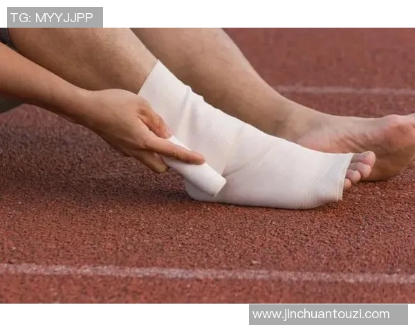 足球球星脚踝绷带背后的秘密：保护与伤病管理的关键作用